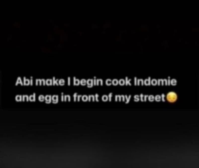 Abi make begin cook indomie and eggin front of my street